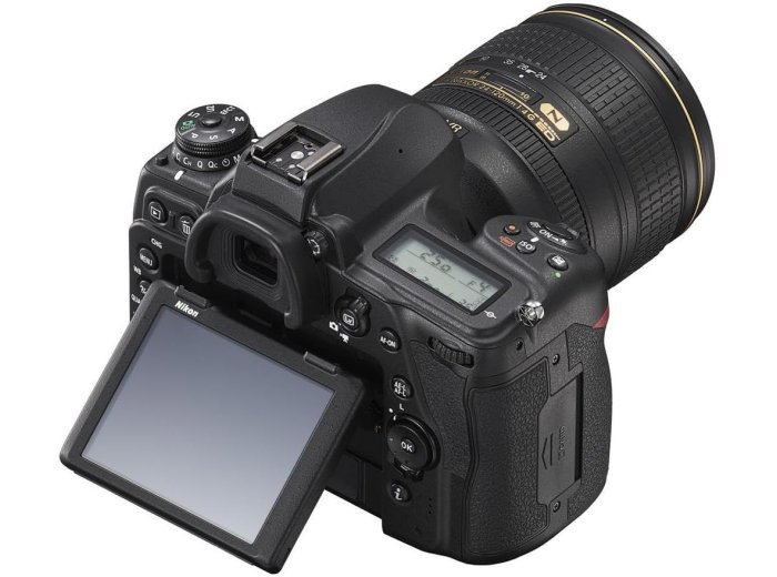 Nikon D7500 20.9MP DSLR Camera with AF-S DX NIKKOR 18-140mm f/3.5-5.6G ED VR Lens, Black